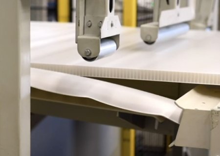 How plastic honeycomb laminated with other material? The process of Plastic honeycomb lamination.